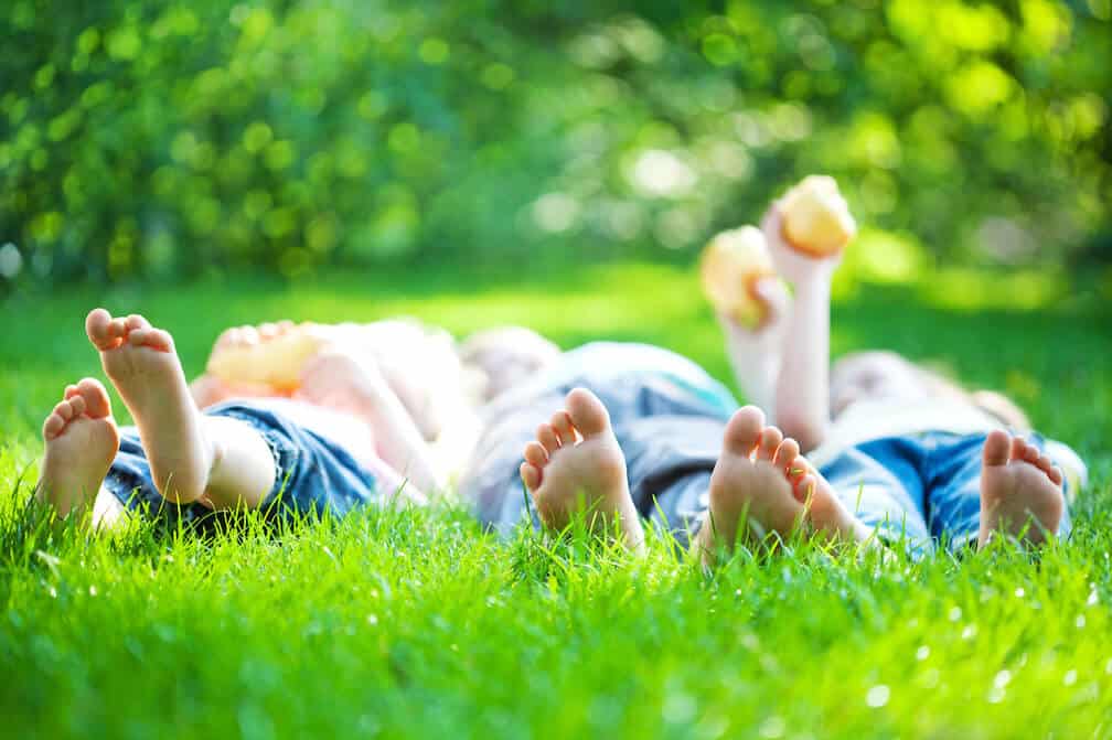 kids-lying-in-grass